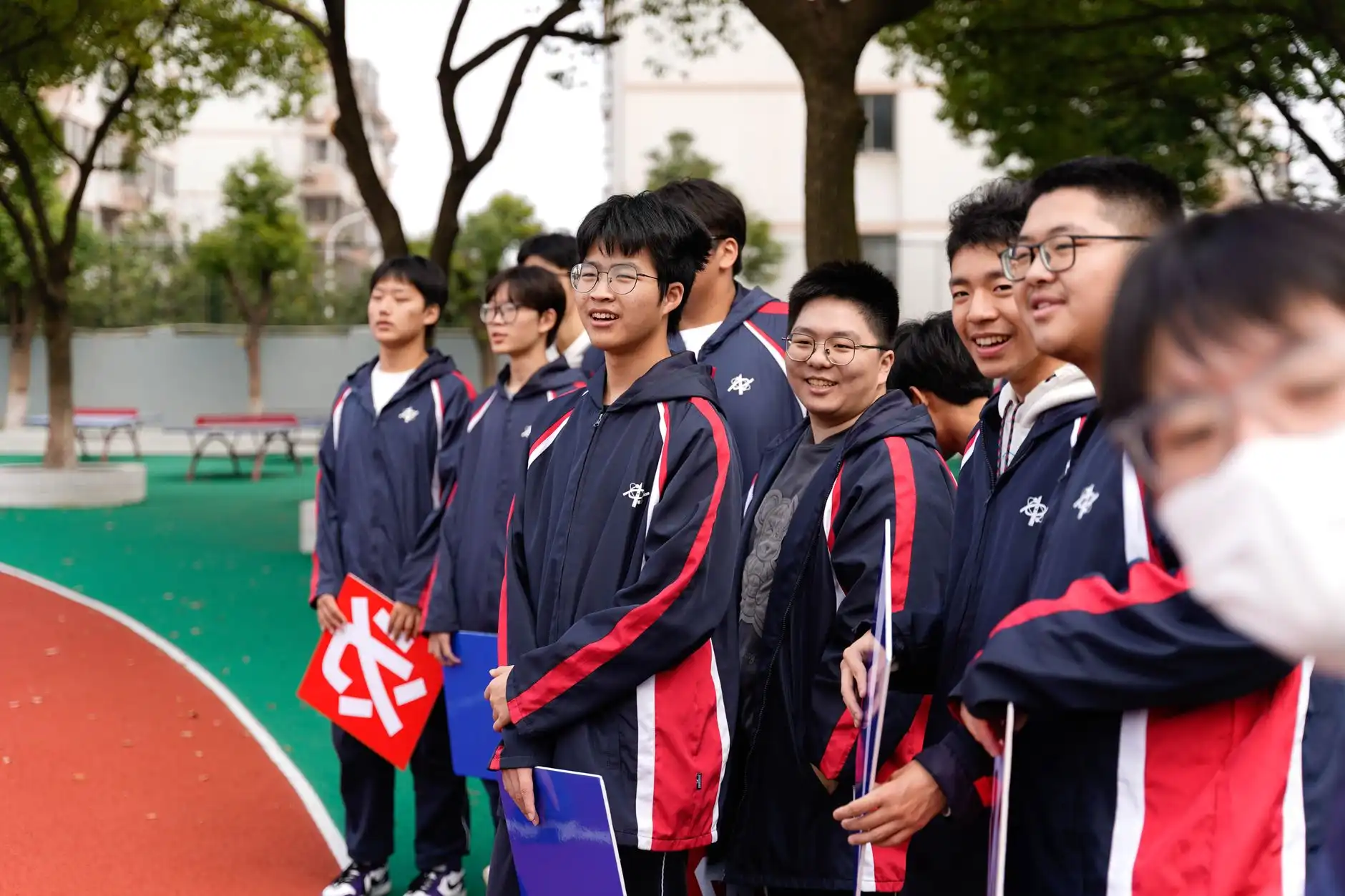 包装设计与画册制作：企业宣传物料中视觉表达与工艺选择的对比分析