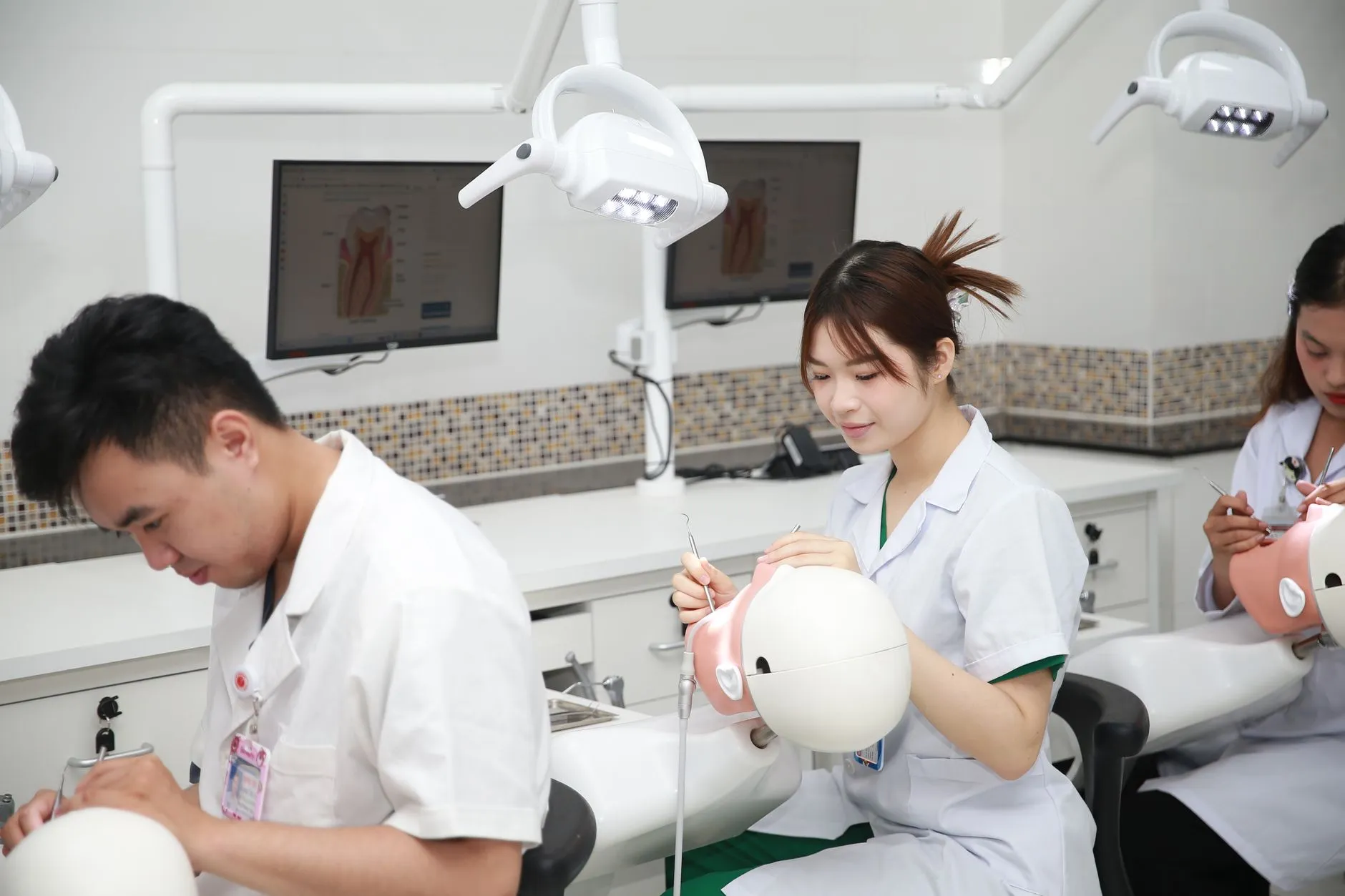 广告设计与品牌VI策划如何协同？上海抒琥广告的视觉整合方案解析