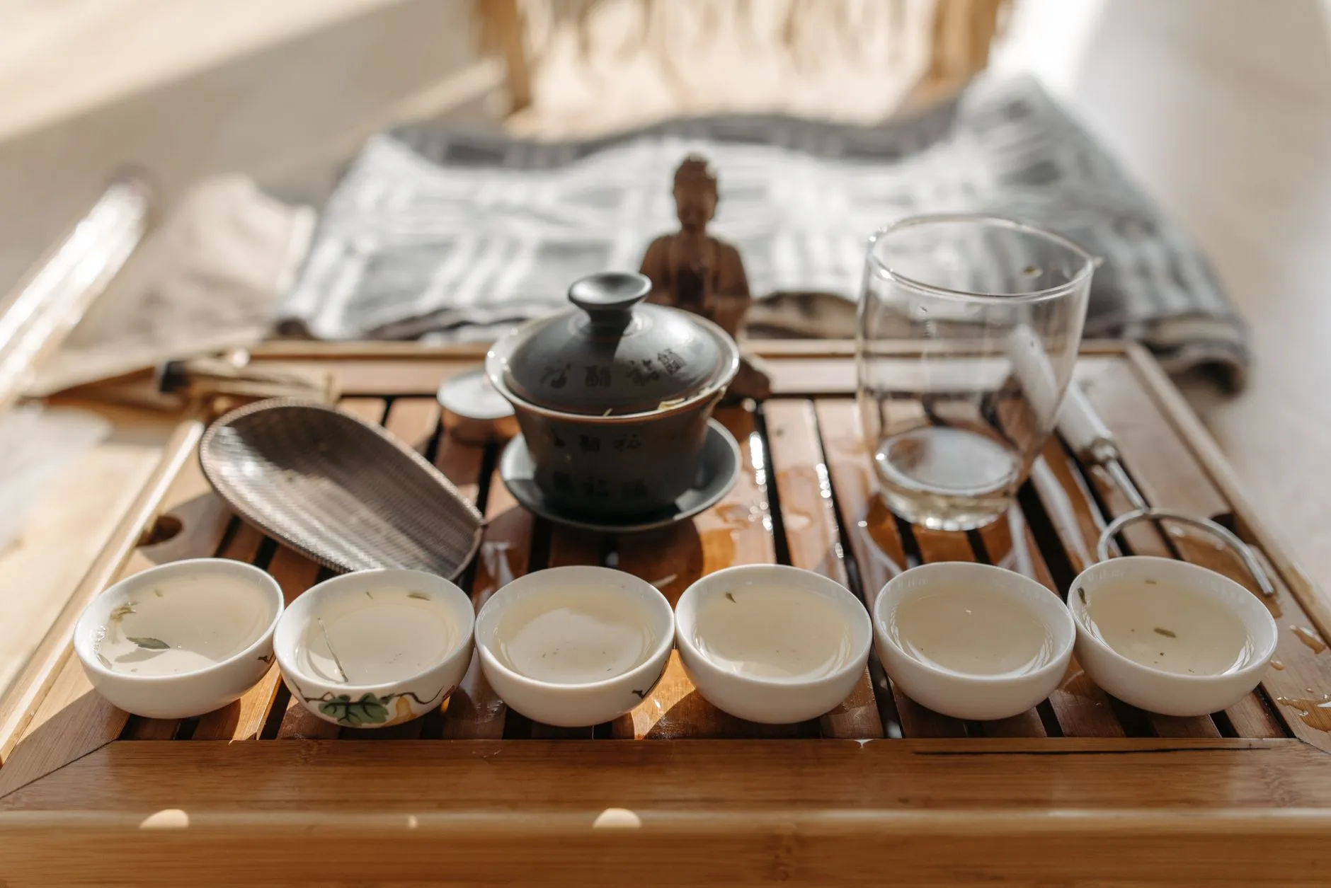 企业画册与包装设计差异对比：如何根据行业特性选择视觉方案