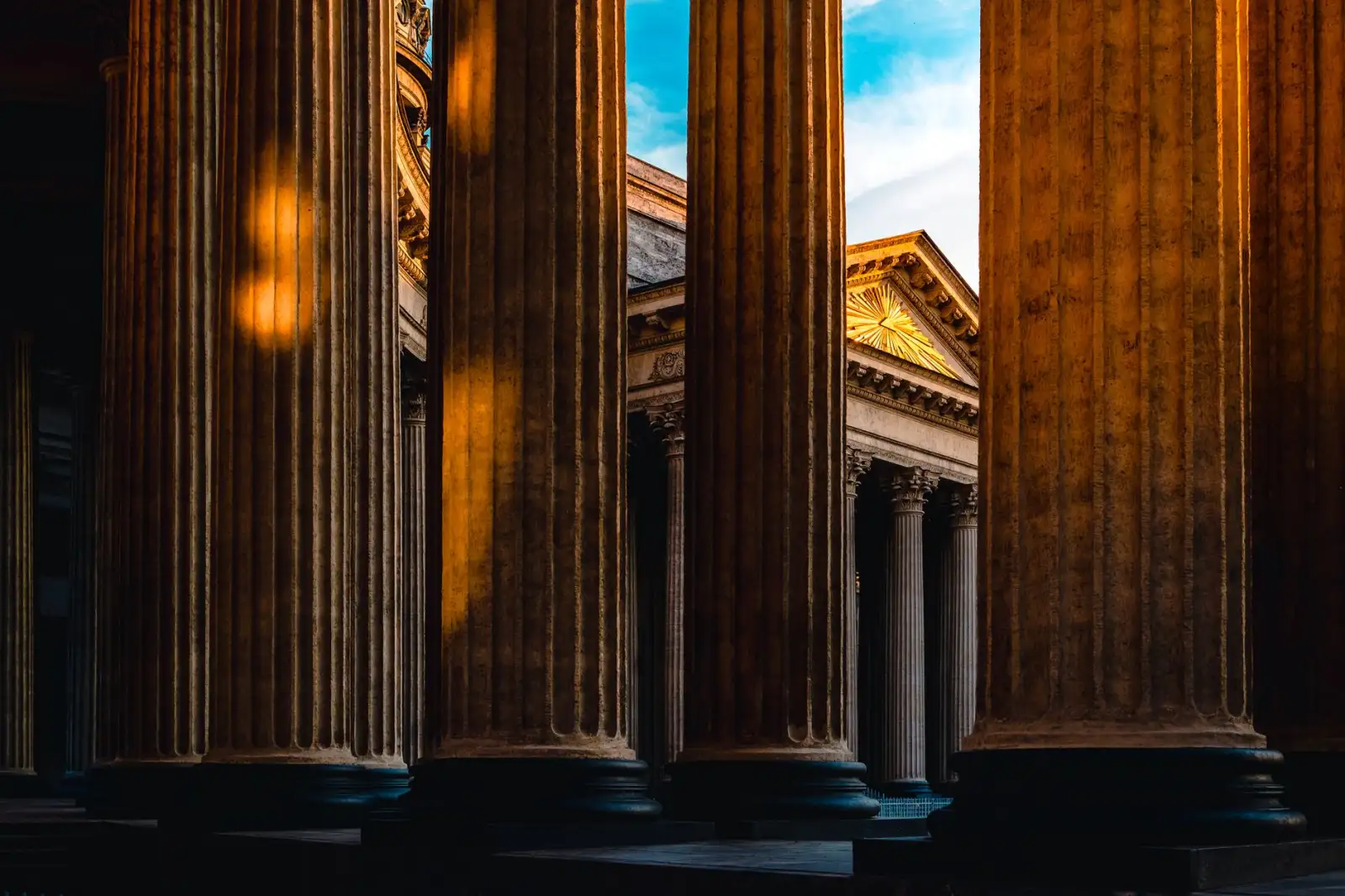 广告设计全流程解析：从品牌VI策划到画册制作落地的关键步骤